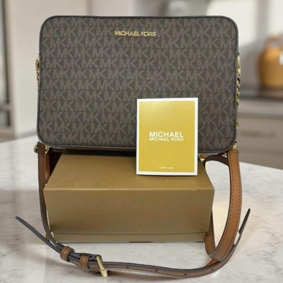 Micheal Kors Crossbody Jet Set Large Logo
Print 10"W x 2.5" D x 6.5"H NWT - Picture 2 of 12